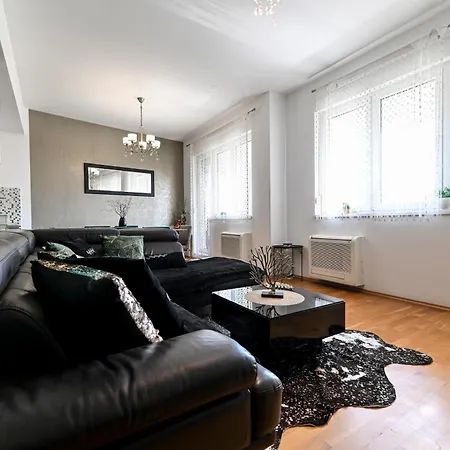 Luxury Experience Center Near With Balcony And Free Garage زادار
