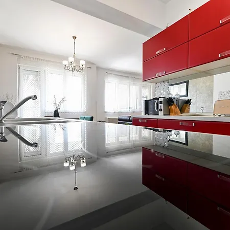 Luxury Experience Center Near With Balcony And Free Garage زادار