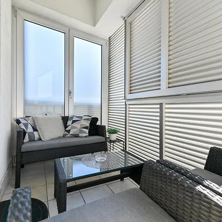 Luxury Experience Center Near With Balcony And Free Garage شقة *