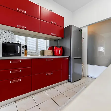 Luxury Experience Center Near With Balcony And Free Garage * زادار
