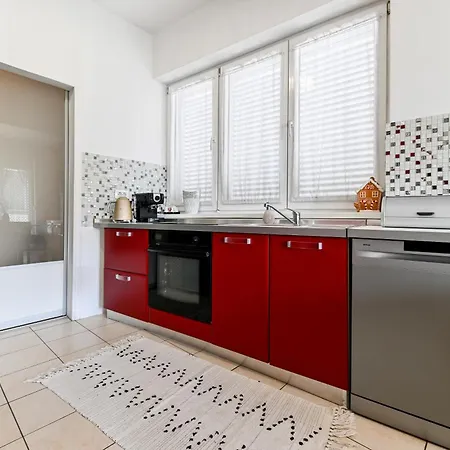 Luxury Experience Center Near With Balcony And Free Garage شقة *