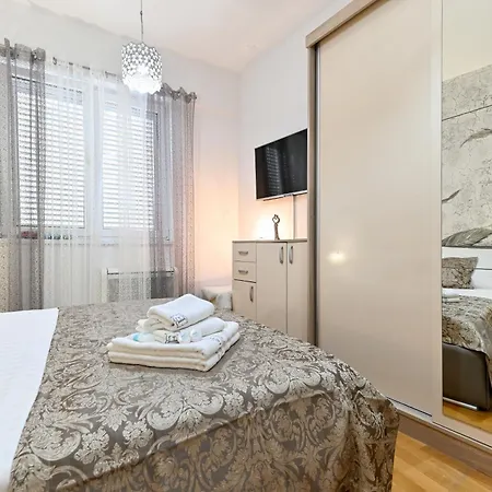 Luxury Experience Center Near With Balcony And Free Garage زادار