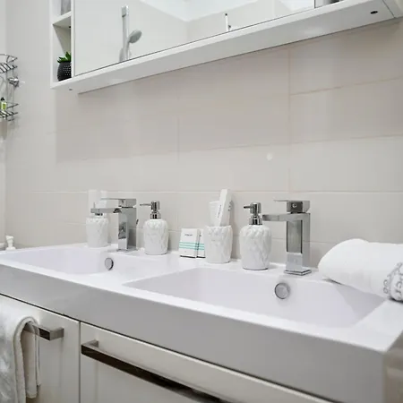 Luxury Experience Center Near With Balcony And Free Garage شقة