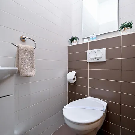 Luxury Experience Center Near With Balcony And Free Garage * زادار