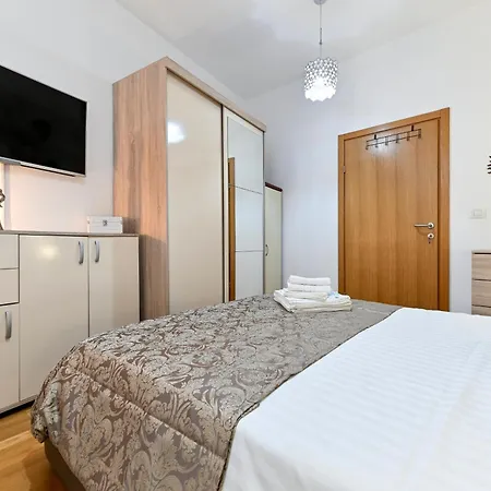 Luxury Experience Center Near With Balcony And Free Garage شقة *