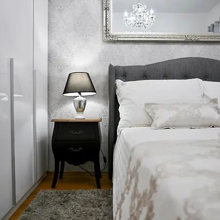 Luxury Experience Center Near With Balcony And Free Garage شقة *