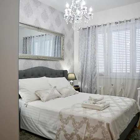 Luxury Experience Center Near With Balcony And Free Garage * زادار