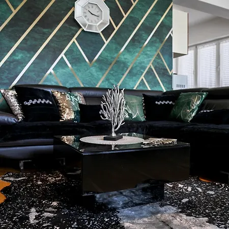 Luxury Experience Center Near With Balcony And Free Garage زادار
