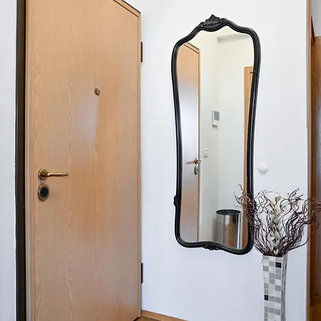 Luxury Experience Center Near With Balcony And Free Garage زادار