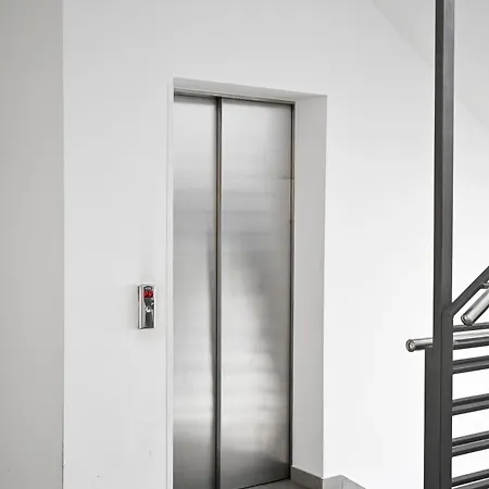 Luxury Experience Center Near With Balcony And Free Garage * زادار
